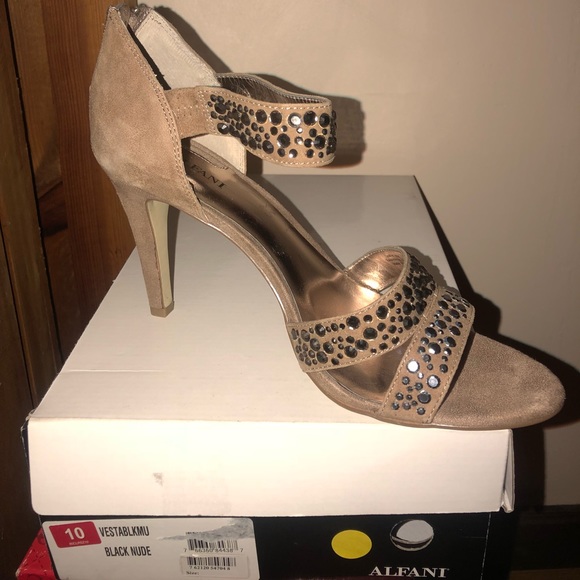 New from Dillard’s - Picture 1 of 1